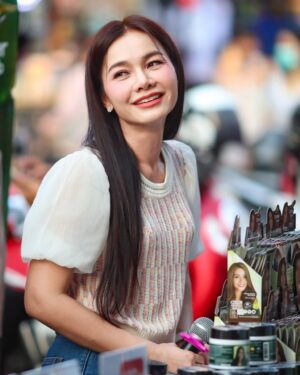 Tai Orathai Instagram - เมื่อวานไปออกบู๊ท Order Herb ที่ตลาดประเสริฐพร นิคมฯนวนคร กับชุมชนพ่อแม่พี่น้องหนุ่มสาวโรงงาน สนุกมากกก ได้ประสบการณ์ใหม่ๆ ได้กำลังใจในฐานะศิลปิน ได้รับการสนับสนุนธุรกิจใหม่ของต่ายด้วย บรรยากาศที่ตลาดเมื่อวานนี้ทำให้ต่ายนึกถึงตัวเองในวันที่เคยเป็นสาวโรงงานมาก่อนด้วย ที่ต่ายสู้ไม่เคยถอยและเต็มที่ ก็เพราะเราเคยทำงานหนักมาตั้งแต่เด็กๆนี่แหล่ะค่ะ อยากเป็นกำลังใจให้ทุกคนนะคะ
ทุกครั้งที่ออกไปตั้งบู๊ท เป้าหมายที่เราวางไว้คือตัวเลข แน่นอนว่าปัจจัยหลายๆอย่าง มันมีส่วนที่ทำให้เราได้มันมา
ถึงเป้าบ้าง ไม่ถึงเป้าบ้าง แต่สิ่งที่ได้คือประสบการณ์หน้างานล้วนๆ ทุกคนได้รู้ได้เห็นสินค้า Order Herb ของต่ายมากขึ้น และได้รู้ว่าหาซื้อได้จากช่องทางไหนได้อีกบ้าง อันนี้คือเป้าหมายสูงสุดของเราค่ะ 
.,,
จากหมื่น สองหมื่น ไปหาหลักแสน ไปหาหลักล้าน มันจะบ่ได้เลยบ้อ ( เราเองกะอยากจะรู้แบบไม่จบไม่สิ้นเหมือนกันนะเนี่ยะ )

#orderherb
#ออเดอร์เฮิร์บ
#ต่ายอรทัย
#taiorathai