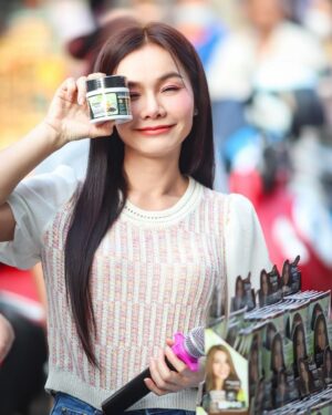 Tai Orathai Instagram - เมื่อวานไปออกบู๊ท Order Herb ที่ตลาดประเสริฐพร นิคมฯนวนคร กับชุมชนพ่อแม่พี่น้องหนุ่มสาวโรงงาน สนุกมากกก ได้ประสบการณ์ใหม่ๆ ได้กำลังใจในฐานะศิลปิน ได้รับการสนับสนุนธุรกิจใหม่ของต่ายด้วย บรรยากาศที่ตลาดเมื่อวานนี้ทำให้ต่ายนึกถึงตัวเองในวันที่เคยเป็นสาวโรงงานมาก่อนด้วย ที่ต่ายสู้ไม่เคยถอยและเต็มที่ ก็เพราะเราเคยทำงานหนักมาตั้งแต่เด็กๆนี่แหล่ะค่ะ อยากเป็นกำลังใจให้ทุกคนนะคะ
ทุกครั้งที่ออกไปตั้งบู๊ท เป้าหมายที่เราวางไว้คือตัวเลข แน่นอนว่าปัจจัยหลายๆอย่าง มันมีส่วนที่ทำให้เราได้มันมา
ถึงเป้าบ้าง ไม่ถึงเป้าบ้าง แต่สิ่งที่ได้คือประสบการณ์หน้างานล้วนๆ ทุกคนได้รู้ได้เห็นสินค้า Order Herb ของต่ายมากขึ้น และได้รู้ว่าหาซื้อได้จากช่องทางไหนได้อีกบ้าง อันนี้คือเป้าหมายสูงสุดของเราค่ะ 
.,,
จากหมื่น สองหมื่น ไปหาหลักแสน ไปหาหลักล้าน มันจะบ่ได้เลยบ้อ ( เราเองกะอยากจะรู้แบบไม่จบไม่สิ้นเหมือนกันนะเนี่ยะ )

#orderherb
#ออเดอร์เฮิร์บ
#ต่ายอรทัย
#taiorathai