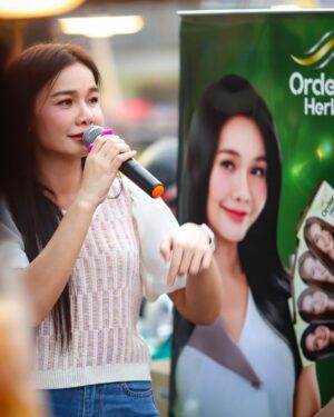 Tai Orathai Instagram - เมื่อวานไปออกบู๊ท Order Herb ที่ตลาดประเสริฐพร นิคมฯนวนคร กับชุมชนพ่อแม่พี่น้องหนุ่มสาวโรงงาน สนุกมากกก ได้ประสบการณ์ใหม่ๆ ได้กำลังใจในฐานะศิลปิน ได้รับการสนับสนุนธุรกิจใหม่ของต่ายด้วย บรรยากาศที่ตลาดเมื่อวานนี้ทำให้ต่ายนึกถึงตัวเองในวันที่เคยเป็นสาวโรงงานมาก่อนด้วย ที่ต่ายสู้ไม่เคยถอยและเต็มที่ ก็เพราะเราเคยทำงานหนักมาตั้งแต่เด็กๆนี่แหล่ะค่ะ อยากเป็นกำลังใจให้ทุกคนนะคะ
ทุกครั้งที่ออกไปตั้งบู๊ท เป้าหมายที่เราวางไว้คือตัวเลข แน่นอนว่าปัจจัยหลายๆอย่าง มันมีส่วนที่ทำให้เราได้มันมา
ถึงเป้าบ้าง ไม่ถึงเป้าบ้าง แต่สิ่งที่ได้คือประสบการณ์หน้างานล้วนๆ ทุกคนได้รู้ได้เห็นสินค้า Order Herb ของต่ายมากขึ้น และได้รู้ว่าหาซื้อได้จากช่องทางไหนได้อีกบ้าง อันนี้คือเป้าหมายสูงสุดของเราค่ะ 
.,,
จากหมื่น สองหมื่น ไปหาหลักแสน ไปหาหลักล้าน มันจะบ่ได้เลยบ้อ ( เราเองกะอยากจะรู้แบบไม่จบไม่สิ้นเหมือนกันนะเนี่ยะ )

#orderherb
#ออเดอร์เฮิร์บ
#ต่ายอรทัย
#taiorathai