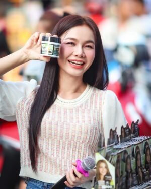 Tai Orathai Instagram - เมื่อวานไปออกบู๊ท Order Herb ที่ตลาดประเสริฐพร นิคมฯนวนคร กับชุมชนพ่อแม่พี่น้องหนุ่มสาวโรงงาน สนุกมากกก ได้ประสบการณ์ใหม่ๆ ได้กำลังใจในฐานะศิลปิน ได้รับการสนับสนุนธุรกิจใหม่ของต่ายด้วย บรรยากาศที่ตลาดเมื่อวานนี้ทำให้ต่ายนึกถึงตัวเองในวันที่เคยเป็นสาวโรงงานมาก่อนด้วย ที่ต่ายสู้ไม่เคยถอยและเต็มที่ ก็เพราะเราเคยทำงานหนักมาตั้งแต่เด็กๆนี่แหล่ะค่ะ อยากเป็นกำลังใจให้ทุกคนนะคะ
ทุกครั้งที่ออกไปตั้งบู๊ท เป้าหมายที่เราวางไว้คือตัวเลข แน่นอนว่าปัจจัยหลายๆอย่าง มันมีส่วนที่ทำให้เราได้มันมา
ถึงเป้าบ้าง ไม่ถึงเป้าบ้าง แต่สิ่งที่ได้คือประสบการณ์หน้างานล้วนๆ ทุกคนได้รู้ได้เห็นสินค้า Order Herb ของต่ายมากขึ้น และได้รู้ว่าหาซื้อได้จากช่องทางไหนได้อีกบ้าง อันนี้คือเป้าหมายสูงสุดของเราค่ะ 
.,,
จากหมื่น สองหมื่น ไปหาหลักแสน ไปหาหลักล้าน มันจะบ่ได้เลยบ้อ ( เราเองกะอยากจะรู้แบบไม่จบไม่สิ้นเหมือนกันนะเนี่ยะ )

#orderherb
#ออเดอร์เฮิร์บ
#ต่ายอรทัย
#taiorathai