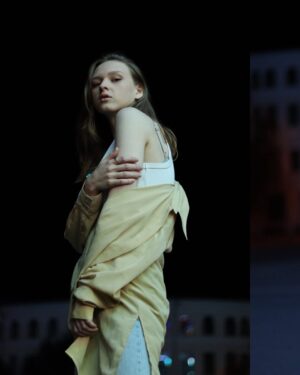 Taisiia-Oksana Shchuruk Instagram - лежачи на своїх думках вовтузилась 
чому це повинні бачити 
чому герої моїх словосполучень заходити мають на території чужих екранів 
не збиратиму рими крихти віником
як потрібно буде самі зійдуться до купи 
хочеться аби це сталося вчора 
коли думки були ще актуальні 
будуть завтра виблискувати на екрані десь 
а я буду ловити той блиск очима 

🎡✨

#text by me
#photo by @lera_gichko 
#music by @slawny1