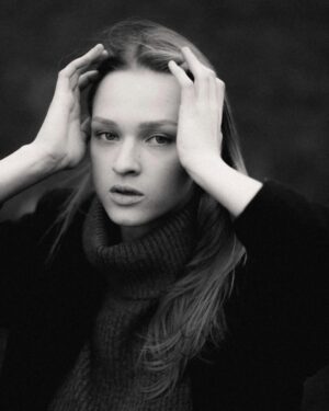Taisiia-Oksana Shchuruk Instagram - бере відпустку у вічності смуток 
зі шляху
(безмежно-тернисто-медового)
звертає до саду щасливих думок
проникає попелом осінь 
між пальці
морозивом-листям міцніш запліта
щоб наші пломіннії дні не згасила
мелодіями 
зима 

Т.-О. 
_________________
photo: @tomash.ph 
#вірші #віршіукраїнською #таящурук
