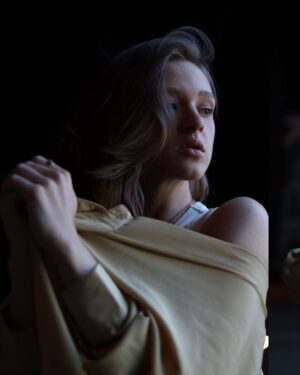 Taisiia-Oksana Shchuruk Instagram - вчора зловила @lera_gichko для @september.journal💫
в руках [Еріх Фромм #мистецтволюбові]
на шиї @syayu.brand❣️

який сет хочеш подивитись ще?
1✨ 2🌗 3📖 4🏮 5🚇