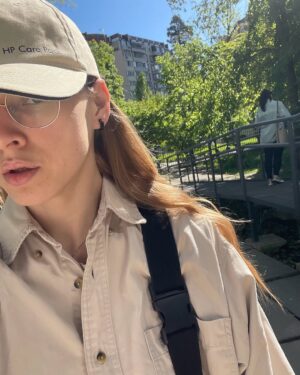 Taisiia-Oksana Shchuruk Instagram - тьотя права тьотя лєва 
#hpcarepack 

поділитесь, яка музика у ваших вушках зараз?🫶🏻