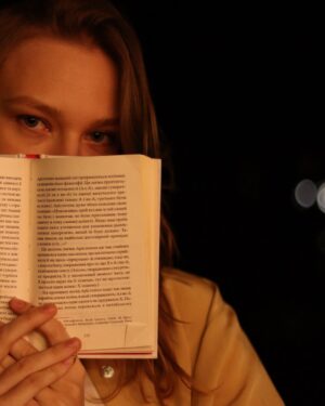Taisiia-Oksana Shchuruk Instagram - вчора зловила @lera_gichko для @september.journal💫
в руках [Еріх Фромм #мистецтволюбові]
на шиї @syayu.brand❣️

який сет хочеш подивитись ще?
1✨ 2🌗 3📖 4🏮 5🚇