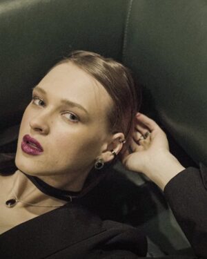 Taisiia-Oksana Shchuruk Instagram - .
від потоку думок болить
у очах 
друкує безсоння і я
безпорадно пишу йому вірші
.
📸 photo by @lera_gichko 
.
💄 make&hair by @pmmplus 
.
🎶 soundtrack by @ziferblat_band