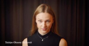Taisiia-Oksana Shchuruk Instagram - З Днем театру!🎭 
Кожен день в цьому неймовірному мистецтві є частиною нашого шляху до вдосконалення🤝🏻 
Тому натхнення на продовження шляху кожному митцю бажаю♥️

Thank you @nationaltheatre @spotlightuk and @lyubarova.olga for this opportunity to perform and be seen🙏🏻