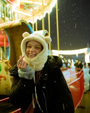 Taisiia-Oksana Shchuruk Instagram - завтра подарую вам подаруночки, а сьогодні просто люблю🫰🏻 

всім бажаю здоров’я, щастя та мирного неба🤍

…

bye, 2024, xoxo 🫶🏻 hi, 2025, welcome

…

📸 photo by @lera_gichko
