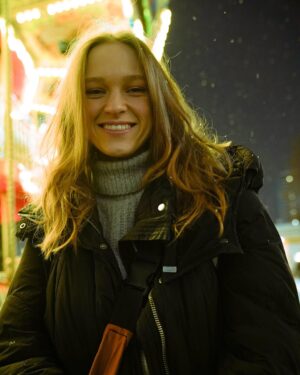 Taisiia-Oksana Shchuruk Instagram - завтра подарую вам подаруночки, а сьогодні просто люблю🫰🏻 

всім бажаю здоров’я, щастя та мирного неба🤍

…

bye, 2024, xoxo 🫶🏻 hi, 2025, welcome

…

📸 photo by @lera_gichko