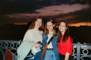 Taisiia-Oksana Shchuruk Instagram - 31.05.2024 

прийшла плівка!📸
сьогодні вже липень🤝🏻
ми з дівчатами анімешки🙈

#hellosummer #july #ai