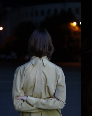 Taisiia-Oksana Shchuruk Instagram - лежачи на своїх думках вовтузилась 
чому це повинні бачити 
чому герої моїх словосполучень заходити мають на території чужих екранів 
не збиратиму рими крихти віником
як потрібно буде самі зійдуться до купи 
хочеться аби це сталося вчора 
коли думки були ще актуальні 
будуть завтра виблискувати на екрані десь 
а я буду ловити той блиск очима 

🎡✨

#text by me
#photo by @lera_gichko 
#music by @slawny1