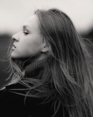 Taisiia-Oksana Shchuruk Instagram - бере відпустку у вічності смуток 
зі шляху
(безмежно-тернисто-медового)
звертає до саду щасливих думок
проникає попелом осінь 
між пальці
морозивом-листям міцніш запліта
щоб наші пломіннії дні не згасила
мелодіями 
зима 

Т.-О. 
_________________
photo: @tomash.ph 
#вірші #віршіукраїнською #таящурук