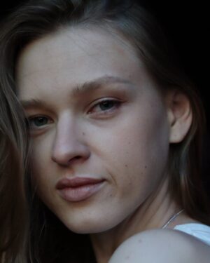 Taisiia-Oksana Shchuruk Instagram - лежачи на своїх думках вовтузилась 
чому це повинні бачити 
чому герої моїх словосполучень заходити мають на території чужих екранів 
не збиратиму рими крихти віником
як потрібно буде самі зійдуться до купи 
хочеться аби це сталося вчора 
коли думки були ще актуальні 
будуть завтра виблискувати на екрані десь 
а я буду ловити той блиск очима 

🎡✨

#text by me
#photo by @lera_gichko 
#music by @slawny1
