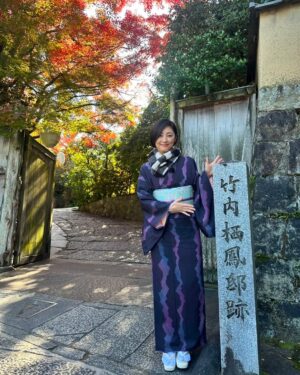 Takako Tokiwa Instagram - 京都画報…内容とは関係ないシリーズ再び（笑）

今回の京都画報は「京都の名建築に泊まるーラグジュアリーホテルの世界ー」

ということで、それはそれは素敵なホテルばかりでうっとりでした✨

近代建築からの宿泊施設。
今回も中川理先生にご案内頂きました。

#丸福樓の上にあるbar
#宿泊者なら誰でも使える とか
#となると 
#角ハイボールのcmごっこもできます
#メッチャ楽しいです（笑）
#中川先生とプロデューサーさん
#お客様役 
#笑ったわぁ🤣 

#京都画報のお昼ご飯は
#3つ前の回
#日本画が息づく暮らしの会にも出てきた
#竹内栖鳳先生
#の、旧私邸レストラン
#素敵でした💕 

#女が階段を上がる時 
#やっぱりやるよね〜

#皆さんはどのホテルが気になったかしら？
