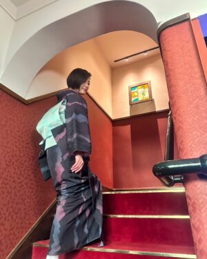 Takako Tokiwa Instagram - 京都画報…内容とは関係ないシリーズ再び（笑）

今回の京都画報は「京都の名建築に泊まるーラグジュアリーホテルの世界ー」

ということで、それはそれは素敵なホテルばかりでうっとりでした✨

近代建築からの宿泊施設。
今回も中川理先生にご案内頂きました。

#丸福樓の上にあるbar
#宿泊者なら誰でも使える とか
#となると 
#角ハイボールのcmごっこもできます
#メッチャ楽しいです（笑）
#中川先生とプロデューサーさん
#お客様役 
#笑ったわぁ🤣 

#京都画報のお昼ご飯は
#3つ前の回
#日本画が息づく暮らしの会にも出てきた
#竹内栖鳳先生
#の、旧私邸レストラン
#素敵でした💕 

#女が階段を上がる時 
#やっぱりやるよね〜

#皆さんはどのホテルが気になったかしら？