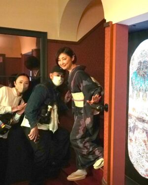 Takako Tokiwa Instagram - 京都画報…内容とは関係ないシリーズ再び（笑）

今回の京都画報は「京都の名建築に泊まるーラグジュアリーホテルの世界ー」

ということで、それはそれは素敵なホテルばかりでうっとりでした✨

近代建築からの宿泊施設。
今回も中川理先生にご案内頂きました。

#丸福樓の上にあるbar
#宿泊者なら誰でも使える とか
#となると 
#角ハイボールのcmごっこもできます
#メッチャ楽しいです（笑）
#中川先生とプロデューサーさん
#お客様役 
#笑ったわぁ🤣 

#京都画報のお昼ご飯は
#3つ前の回
#日本画が息づく暮らしの会にも出てきた
#竹内栖鳳先生
#の、旧私邸レストラン
#素敵でした💕 

#女が階段を上がる時 
#やっぱりやるよね〜

#皆さんはどのホテルが気になったかしら？