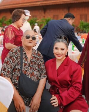Takkatan Chonlada Instagram - ขอแสดงความยินดีกับน้องเกลและน้องภาค ￼ หลานสาวสุดสวย สุดที่รักของลุงกา สาขลา ด้วยนะคะ เป็นเกียรติ￼อย่างมากที่ลุงกาให้ตั๊กแตนมาร้องเพลงมอบความสุขในวันที่สำคัญของน้องทั้งสอง ครอบครัว ญาติพี่น้อง และแขกทุกๆท่าน แตนเห็นลุงกายิ้มมีความสุขที่เห็นหลานสาวเป็นฝั่งเป็นฝาแตนก็ดีใจด้วยนะคะ ￼ ขอให้น้องเกลและน้องภาครักกันจนชั่วนิรันดร์ ￼ มีเหลนให้ลุงกาอุ้มไวๆน้าาาน้องเกล 😝 พี่แตนจะร้องเพลงจนกว่าลูกน้องเกลจะบวชเลย ฮ่าาๆ ❤️🙏🏻😝￼
