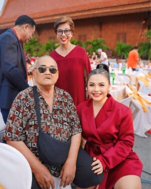 Takkatan Chonlada Instagram - ขอแสดงความยินดีกับน้องเกลและน้องภาค ￼ หลานสาวสุดสวย สุดที่รักของลุงกา สาขลา ด้วยนะคะ เป็นเกียรติ￼อย่างมากที่ลุงกาให้ตั๊กแตนมาร้องเพลงมอบความสุขในวันที่สำคัญของน้องทั้งสอง ครอบครัว ญาติพี่น้อง และแขกทุกๆท่าน แตนเห็นลุงกายิ้มมีความสุขที่เห็นหลานสาวเป็นฝั่งเป็นฝาแตนก็ดีใจด้วยนะคะ ￼ ขอให้น้องเกลและน้องภาครักกันจนชั่วนิรันดร์ ￼ มีเหลนให้ลุงกาอุ้มไวๆน้าาาน้องเกล 😝 พี่แตนจะร้องเพลงจนกว่าลูกน้องเกลจะบวชเลย ฮ่าาๆ ❤️🙏🏻😝￼