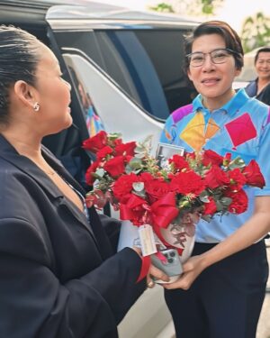 Takkatan Chonlada Instagram - รอยยิ้มที่จริงใจที่เรามีให้กันมาระยะเวลาที่ยาวนานแล้ว ถ้าใครได้ติดตามตั๊กแตนก็จะรู้เลยว่าเมื่อไหร่ที่แตนมาที่นครศรีธรรมราชจะมีพี่น้ำ ป้าจอยและพี่สรวิทย์ ￼คอยซัพพอร์ตแตนเสมอ ￼ ทุกสถานการณ์ทุกปัญหาเค้าจะอยู่เคียงข้างแตนเสมอ  เรียกได้ว่ามานครฯไม่ต้องกลัวอะไรเลย ￼￼และวันนี้แตนมาเล่นที่นครฯ แตนมาแสดงความยินดีกับพี่น้ำหรือนายกน้ำ วาริน ชิณวงศ์ นายกอบจ.นครศรีธรรมราช ดีใจกับทุกความสำเร็จของพี่น้ำนะคะ ❤️ @warin_chinnawong @pajoy_fowkhao