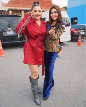 Takkatan Chonlada Instagram - ขอแสดงความยินดีกับน้องเกลและน้องภาค ￼ หลานสาวสุดสวย สุดที่รักของลุงกา สาขลา ด้วยนะคะ เป็นเกียรติ￼อย่างมากที่ลุงกาให้ตั๊กแตนมาร้องเพลงมอบความสุขในวันที่สำคัญของน้องทั้งสอง ครอบครัว ญาติพี่น้อง และแขกทุกๆท่าน แตนเห็นลุงกายิ้มมีความสุขที่เห็นหลานสาวเป็นฝั่งเป็นฝาแตนก็ดีใจด้วยนะคะ ￼ ขอให้น้องเกลและน้องภาครักกันจนชั่วนิรันดร์ ￼ มีเหลนให้ลุงกาอุ้มไวๆน้าาาน้องเกล 😝 พี่แตนจะร้องเพลงจนกว่าลูกน้องเกลจะบวชเลย ฮ่าาๆ ❤️🙏🏻😝￼