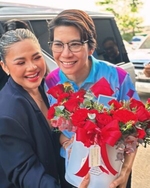 Takkatan Chonlada Instagram - รอยยิ้มที่จริงใจที่เรามีให้กันมาระยะเวลาที่ยาวนานแล้ว ถ้าใครได้ติดตามตั๊กแตนก็จะรู้เลยว่าเมื่อไหร่ที่แตนมาที่นครศรีธรรมราชจะมีพี่น้ำ ป้าจอยและพี่สรวิทย์ ￼คอยซัพพอร์ตแตนเสมอ ￼ ทุกสถานการณ์ทุกปัญหาเค้าจะอยู่เคียงข้างแตนเสมอ  เรียกได้ว่ามานครฯไม่ต้องกลัวอะไรเลย ￼￼และวันนี้แตนมาเล่นที่นครฯ แตนมาแสดงความยินดีกับพี่น้ำหรือนายกน้ำ วาริน ชิณวงศ์ นายกอบจ.นครศรีธรรมราช ดีใจกับทุกความสำเร็จของพี่น้ำนะคะ ❤️ @warin_chinnawong @pajoy_fowkhao
