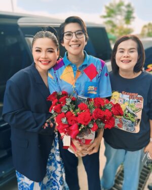 Takkatan Chonlada Instagram - รอยยิ้มที่จริงใจที่เรามีให้กันมาระยะเวลาที่ยาวนานแล้ว ถ้าใครได้ติดตามตั๊กแตนก็จะรู้เลยว่าเมื่อไหร่ที่แตนมาที่นครศรีธรรมราชจะมีพี่น้ำ ป้าจอยและพี่สรวิทย์ ￼คอยซัพพอร์ตแตนเสมอ ￼ ทุกสถานการณ์ทุกปัญหาเค้าจะอยู่เคียงข้างแตนเสมอ  เรียกได้ว่ามานครฯไม่ต้องกลัวอะไรเลย ￼￼และวันนี้แตนมาเล่นที่นครฯ แตนมาแสดงความยินดีกับพี่น้ำหรือนายกน้ำ วาริน ชิณวงศ์ นายกอบจ.นครศรีธรรมราช ดีใจกับทุกความสำเร็จของพี่น้ำนะคะ ❤️ @warin_chinnawong @pajoy_fowkhao
