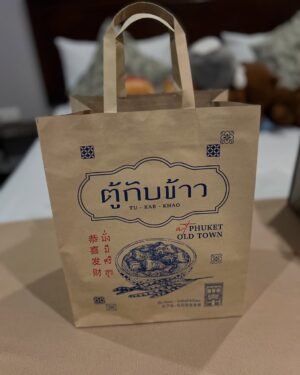 Takkatan Chonlada Instagram - แตนขอบคุณพี่คิมเจ้าของร้านตู้กับข้าวมากๆนะคะ ที่นำอาหารสุดแสนอร่อยมาให้แตนถึงที่เวทีคอนเสิร์ตเลย เมื่อวานเครื่องบินดีเลย์ เลยช้าไปหมดเลยค่ะเลยไม่ได้แวะไปที่ร้าน พี่คิมให้ผู้จัดการพี่สันห่ออาหารมาให้ที่หลังเวที ขอบพระคุณมากๆนะคะที่เอ็นดูตั๊กแตน 🙏🏻 ขอบคุณพี่สันด้วยนะคะที่นำอาหารมาให้แล้วก็อยู่ดูคอนเสิร์ตน้องจนจบเลย @kimteerasak @a_supachai1 @gyb2