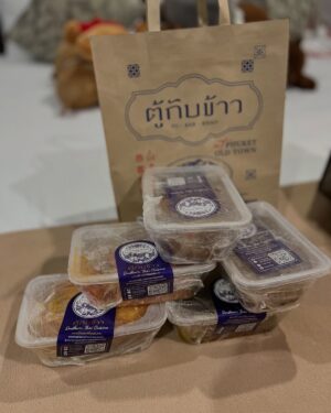 Takkatan Chonlada Instagram - แตนขอบคุณพี่คิมเจ้าของร้านตู้กับข้าวมากๆนะคะ ที่นำอาหารสุดแสนอร่อยมาให้แตนถึงที่เวทีคอนเสิร์ตเลย เมื่อวานเครื่องบินดีเลย์ เลยช้าไปหมดเลยค่ะเลยไม่ได้แวะไปที่ร้าน พี่คิมให้ผู้จัดการพี่สันห่ออาหารมาให้ที่หลังเวที ขอบพระคุณมากๆนะคะที่เอ็นดูตั๊กแตน 🙏🏻 ขอบคุณพี่สันด้วยนะคะที่นำอาหารมาให้แล้วก็อยู่ดูคอนเสิร์ตน้องจนจบเลย @kimteerasak @a_supachai1 @gyb2