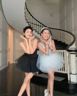 Tang Thanh Ha Instagram - Hai con 🦢 phiên bản tối giản nhà có gì mặc đó 🙃 cám ơn Bồ Câu 🕊️ 

@coach.buivietha