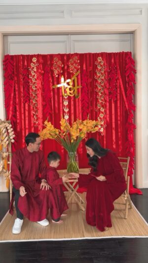 Tang Thanh Ha Instagram - Năm nào hai vợ chồng chúc Tết nhau cũng tốn vài giọt nước mắt. Mấy đứa con thì chạy tới chạy lui đứa lấy khăn giấy đứa quay phim chụp hình. 

Mong các con lớn lên luôn nhớ về Tết, yêu Tết như ba mẹ vậy. 

Mùng 1 Tết Ất Tỵ 2025