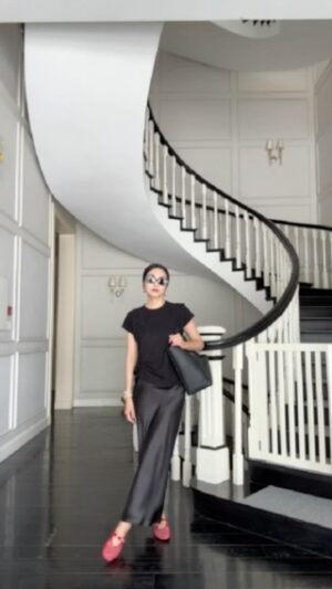 Tang Thanh Ha Instagram - Black on black with a touch of red! #Tangthanhha
