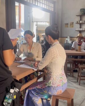 Tasha Low Instagram - I still can’t believe it! 🥹 Working alongside the legendary 月娘 has been an incredible experience. I’m so grateful to 月娘阿姨 for being so patient and accommodating, especially when I struggled with my difficult Chinese lines and had multiple NGs🙈 

This experience will always hold a special place in my heart ♥️ See you all on screens in March 2025!

我真的难以置信! 能够与传奇人物月娘一起合作，真是一次难忘的经历。非常感谢月娘阿姨在我因为台词困难而多次NG时依然如此耐心和包容。🥹 这段经历将永远铭刻在我的心中。感谢《小娘惹之翡翠山》剧组给我这次难忘的机会。期待2025年3月与大家在荧幕上见面！🤗🎬