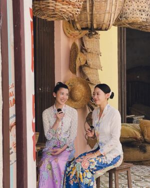 Tasha Low Instagram - I still can’t believe it! 🥹 Working alongside the legendary 月娘 has been an incredible experience. I’m so grateful to 月娘阿姨 for being so patient and accommodating, especially when I struggled with my difficult Chinese lines and had multiple NGs🙈 

This experience will always hold a special place in my heart ♥️ See you all on screens in March 2025!

我真的难以置信! 能够与传奇人物月娘一起合作，真是一次难忘的经历。非常感谢月娘阿姨在我因为台词困难而多次NG时依然如此耐心和包容。🥹 这段经历将永远铭刻在我的心中。感谢《小娘惹之翡翠山》剧组给我这次难忘的机会。期待2025年3月与大家在荧幕上见面！🤗🎬