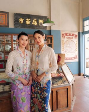 Tasha Low Instagram - I still can’t believe it! 🥹 Working alongside the legendary 月娘 has been an incredible experience. I’m so grateful to 月娘阿姨 for being so patient and accommodating, especially when I struggled with my difficult Chinese lines and had multiple NGs🙈 

This experience will always hold a special place in my heart ♥️ See you all on screens in March 2025!

我真的难以置信! 能够与传奇人物月娘一起合作，真是一次难忘的经历。非常感谢月娘阿姨在我因为台词困难而多次NG时依然如此耐心和包容。🥹 这段经历将永远铭刻在我的心中。感谢《小娘惹之翡翠山》剧组给我这次难忘的机会。期待2025年3月与大家在荧幕上见面！🤗🎬