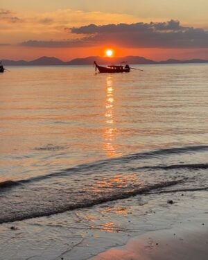 Tata Young Instagram - @anyavee_krabi_beach ที่…ที่แสงสวยตลอดเวลา I will remember you 🌅
•
เอาวิว  กับ เสียงคลื่น มาฝาก #TTFC @tatayoungfanclubofficial