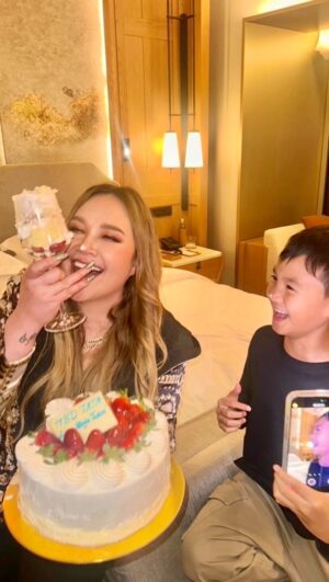 Tata Young Instagram - เบื้องหลังความ สนุก&surprise จากทีม @ninjaperfection ขอบคุณพี่ๆน้องๆ ทุกคนนะคะ ปีหน้าจะเป็นปีของพวกเราอย่างแน่นอน! ✌🏽
.
ขอบคุณคุณแม่ (พี่เอ็ด) ที่ดูแลหนูเป็นอย่างดี ขอบคุณที่มาให้หนูไดเห็นหน้าแป๊บนึง ก่อนไปนอนพักเพราะไม่สบาย หายไวๆนะคะแม่ ถึงแม่ไม่ได้อยู่surpriseด้วย แต่น้องน้องๆทีมนินจาทุกคนจัดเต็มมาก surpriseมากๆ ทามีความสุขที่สุดเบยยย ♥️ I will treasure today forever! Love You! @eddy_kingofninja and Our @ninjaperfection TEAM! THANK YOU! 💋