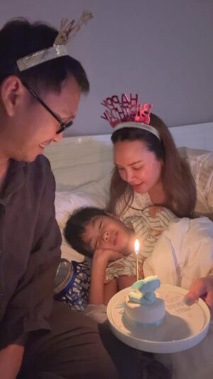 Tata Young Instagram - Happy 9th Birthday Ray! บอกจะรอ Happy Birthday ตัวเองตอนเที่ยงคืน แต่เผลอหลับสะก่อน เที่ยงคืน mommy & gaga @rayandgaga เลยปลุกพี่เรมาเป่าcake ♥️ We Love You! #Rayturns9