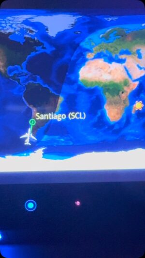 Tatiana Merino Instagram - Nuevamente embarcando para irnos a australia
Mi vuelo salió a la 1:40 am de hoy, fuimos solo a ver si estaba despejado 🤣 
Bueno, por algo pasan las cosas. 
Cuando llevábamos 4 hora de viaje y ya habíamos “cenado” 3am y nos disponíamos a dormir ya que estaba todo oscurito y yo ya agarrando el sueño suena el micrófono del piloto diciendo que tendríamos que volver a Chile porque el avión tenía problemas y por nuestra seguridad era mejor regresar. 
Llegamos nuevamente a las 8 y tanto de la mañana y nos dijeron que nuestro vuelo sería a las 12:30 pm . 
Y aquí estamos . 
Gracias a Dios que el otro se dieron cuenta antes cuando podíamos devolvernos. Ahora sólo a confiar que todo estará bien. 😊 #Latam
#tatianamerino #australia