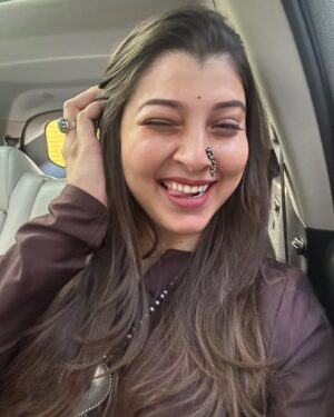 Tejaswini Pandit Instagram - माझ्या आवडत्या गाण्यांपैकी एक ! 
मराठीतलं तुमचं आवडतं गाणं कोणतं ?? 
माझी तुमची आवड जुळली तर पुढच्या पोस्ट ला तुम्ही सुचवलेलं गाणं 🫶🏼
ह्या निमित्ताने तरी तुमच्याशी संभाषण होईल नाही का ?
ता.क कार selfies वाढलेत. आयुष्य गाडीतच चाललं आहे असं वाटतंय 🫣