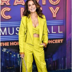 Teri Hatcher Instagram - Such a joy and honor to attend the Saturday Night Live’s legacy of music homecoming @radiocitymusichall It’s just wild that I got to be a tiny part of this history way back when. In homage to my chartreuse 90’s monologue suit I went with this @sandraweilstudio & @alevimilano  Thanks @sixtenpr @elenamiglino @brianmagallones #sofun #concerts @nbcsnl  @peacock