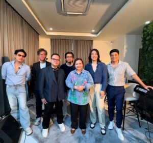 Thanaporn Wagprayoon Instagram - ขอบคุณ ETC มากๆค่ะ พวกเราไม่ได้ร้องเพลงร่วมกันมาเกิน 10 ปีแล้ว วันนี้ได้โอกาสอันดี รอรับชมนะคะ 🥰
