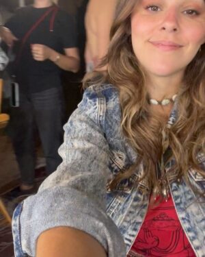 Thati Lopes Instagram - Bora pro cinema hoje ver VIVA A VIDA?
Trago esse momento Dublê.
Usamos pra poder dirigir o ônibus que Jessica “pega emprestado.” @vivaavidaofilme