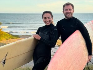 Thelma Fardin Instagram - En la última foto estamos entrando al agua, yo casi no sé surfear pero me meto porque adoro compartir con él. Nico mira que yo esté pudiendo pasar las olas. 
Así vamos juntos, enfrentando la inmensidad. No es fácil, pero me emociono mientras escribo que te elijo. 

Compartimos Viajes, camarines, escenarios, días difíciles y hermosos, momentos que nos marcan para siempre. 

Vos hablas de planetas, y entonces yo quiero entender toda la galaxia.
@nico__riera