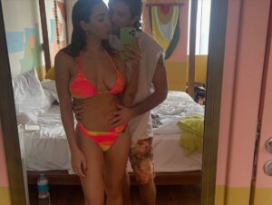 Thelma Fardin Instagram - En la última foto estamos entrando al agua, yo casi no sé surfear pero me meto porque adoro compartir con él. Nico mira que yo esté pudiendo pasar las olas. 
Así vamos juntos, enfrentando la inmensidad. No es fácil, pero me emociono mientras escribo que te elijo. 

Compartimos Viajes, camarines, escenarios, días difíciles y hermosos, momentos que nos marcan para siempre. 

Vos hablas de planetas, y entonces yo quiero entender toda la galaxia.
@nico__riera