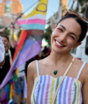 Thelma Fardin Instagram - A la vergüenza y el miedo no volvemos. 

Es político sí, pero no partidario. Lo que tuvieron para decir hoy en contra de esta movilización fue “no se pronunciaron por tal”. Mentira, pero no les importa verdaderamente. La capitalización política la quieren hacer los que se saben los nombres de 3 víctimas y los tiran sin ningún respeto. Lávense la boca antes de usar politicamente el dolor. Algo que jamás haremos: preguntarle a una víctima que necesita ayuda, a quien vota. 

Unidos logramos que la vergüenza no le pertenezca más de la comunidad lgbt, ni a las víctimas de violencia de género. La vergüenza es para los que odian, para los que abusan, para los que agreden.

Podemos pensar distinto, es sano, pero el límite son los discurso de odio.

Que digan cuál es el curro de los derechos humanos, porque no los vi mostrar una prueba. No será que si pensas eso, es porque no se te ocurre defender algo si no hay guita en el medio? 

RESPETO IRRESTRICTO DEL PROYECTO DE VIDA DEL PRÓJIMO. 
Viva! 🩷💜💙🧡💚❤️💛