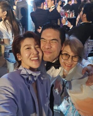 Thikamporn Ritta-apinan Instagram - ยินดีกับพี่สาวคนสวยของน้องอีกครั้งนะค้าา หาเจ้าบ่าวไม่เจอเลยค่า งานสนุกมากก😊 @vjwoonsen @nick_thana #nickwoonsentimental 
#เส้นเสียงบวม #แต่ใจพองโต❤️
