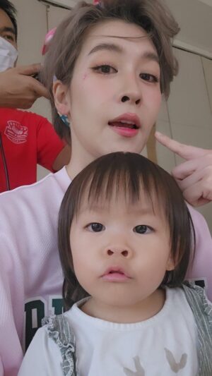Thikamporn Ritta-apinan Instagram - พี่เฟยว่าแลง..ช่างผมแลงกว่านะคะ!🤨 #ต้าวเฟ่ยลูกชิ้นยักษ์ 
#เชียร์ฑิฆัมพร #cheerny14 #เจอกันงานภายในสระบุรีจ้า