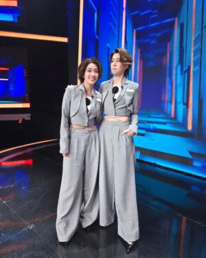 Thikamporn Ritta-apinan Instagram - คนนี้ก็เซอร์ไพรสสสสส์เกิ๊นน!! หลอกพี่จนงงคิดว่าเป็นพี่เฟี้ยวฟ้าวได้ไง?!เปิดมาเขินเลย5555555555 ขอบคุณน้องมายด์นะค้าที่มาเป็นแฝดพี่ จะรอไปดูผลงานหนังของน้องนะ😉 #faceoffแฝดคนละฝา