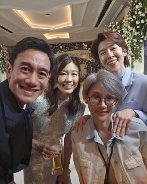 Thikamporn Ritta-apinan Instagram - ยินดีกับพี่สาวคนสวยของน้องอีกครั้งนะค้าา หาเจ้าบ่าวไม่เจอเลยค่า งานสนุกมากก😊 @vjwoonsen @nick_thana #nickwoonsentimental 
#เส้นเสียงบวม #แต่ใจพองโต❤️