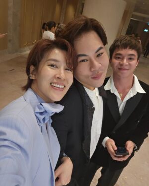 Thikamporn Ritta-apinan Instagram - ยินดีกับพี่สาวคนสวยของน้องอีกครั้งนะค้าา หาเจ้าบ่าวไม่เจอเลยค่า งานสนุกมากก😊 @vjwoonsen @nick_thana #nickwoonsentimental 
#เส้นเสียงบวม #แต่ใจพองโต❤️